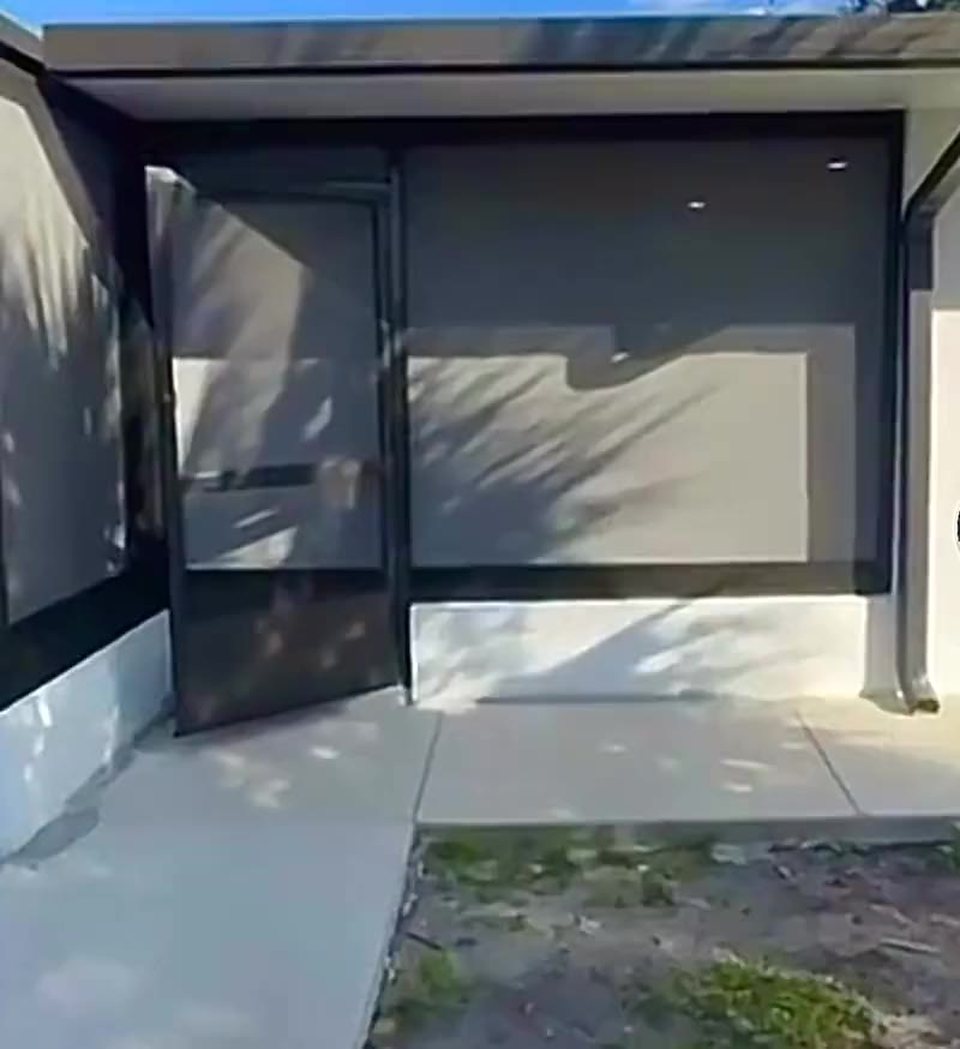 Two-storey zipper track screen, remote in hand — Tampa