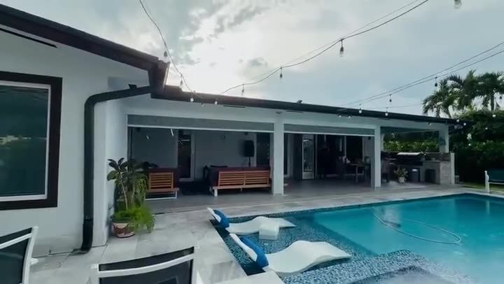 Poolside screens closing the patio in one pass